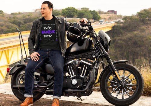 Jak wzmocnić swój wizerunek w czasie jazdy motocyklem? Koszulki na zloty motocyklowe