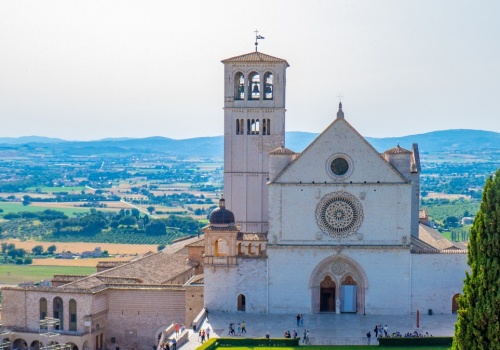 Szczątki Franciszka z Asyżu na widoku. Na miejscu tłumy