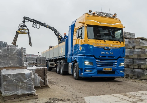 MAN hTGX, ze spalinowym silnikiem na wodór, dostarczony do budowlanego klienta