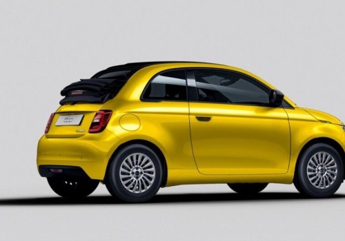 Kabriolety nie zniknęły. Fiat broni się przed najazdem SUV-ów i wciąż oferuje 500 Cabrio