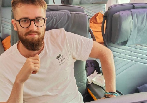 Mateusz pracuje na lotnisku. 