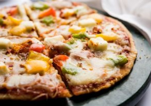 Smakuje lepiej od kalafiora. Ten spód do pizzy pokochają osoby na diecie