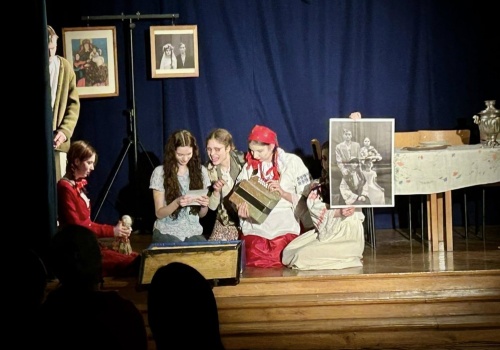 Powojenne realia i przesiedlenia z Kresów. Świdnicka młodzież przypomniała je w premierowym spektaklu