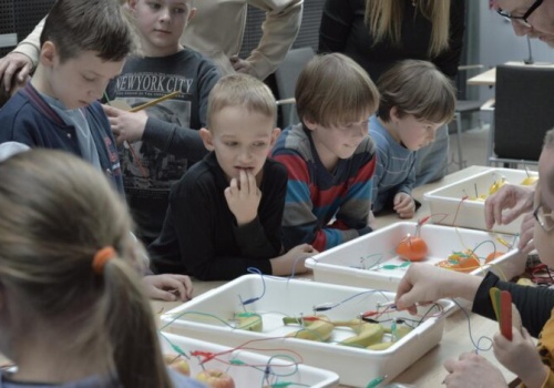 Nauka, ekologia i kosmiczna zabawa – Miejska Biblioteka Publiczna stawia na młodych odkrywców