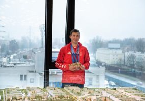 Kacper Tomasiak dostanie dwa pokoje w Mysiadle. Atrakcyjna cena za metr, ale do centrum daleko