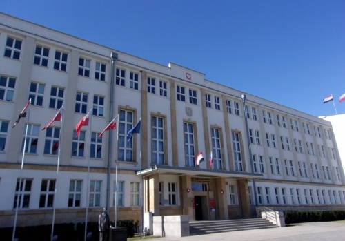 Minimum 285 koni mechanicznych dla urzędowego samochodu. Dla sejmiku nie jest to ważny temat