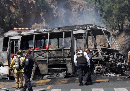 Podpalone samochody i sklepy, kłęby dymu nad popularnym kurortem. Chaos w Meksyku po śmierci przywódcy kartelu narkotykowego