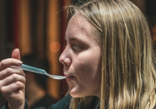 Mniej mięsa, smażonego i cukru. Ministerstwo Zdrowia wprowadza zmiany w szkolnych obiadach