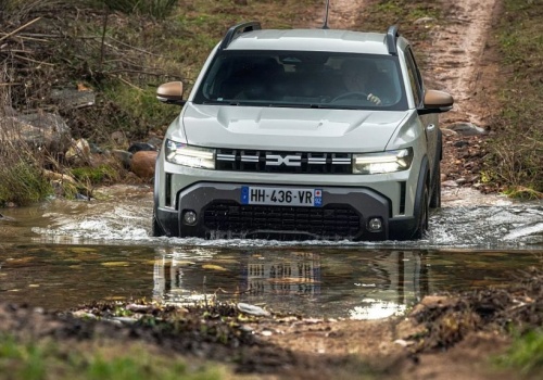 Ma zasilanie LPG, automat i napęd na obie osie. Tak jeździ Dacia Duster hybrid-G 150 4x4 | TEST