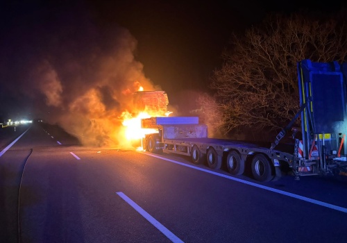 Uwaga! Pożar ciągnika siodłowego na S5. Działania służb wciąż trwają