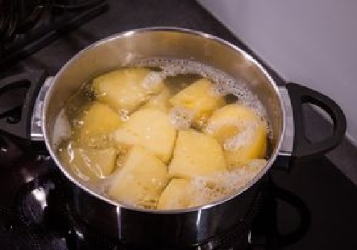 Ziemniaki gotują się długo? To może być wina soli