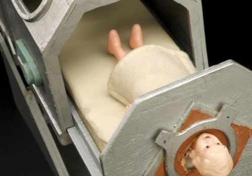 Z przeszłości medycyny: lalka w żelaznym płucu