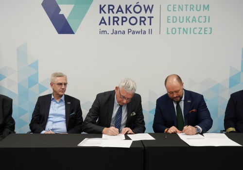 Lekarze będą szkolić się „na lotnisku”. Krakow Airport i Okręgowa Izba Lekarska w Krakowie łączą siły dla bezpieczeństwa pasażerów