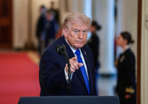 USA znoszą cła, Trump zapowiada kolejne. UE wstrzymuje ratyfikację umowy