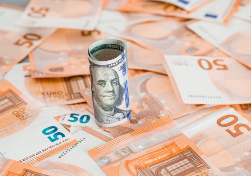 Dolar traci po wyroku Sądu Najwyższego USA. Nowy chaos celny wstrząsa rynkami