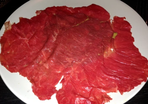 Skażone mięso z Brazylii trafiło do sprzedaży w UE. Polskie władze reagują