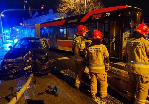 Z ostatniej chwili: Zderzenie autobusu MZK z autem. Samochód uderzył w sygnalizator – foto