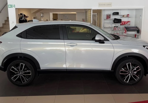 Honda HR-V z hybrydą potaniała do 121 900 zł. Zaskakuje prześwitem 188 mm, ale w środku jest ciaśniej, niż się wydaje