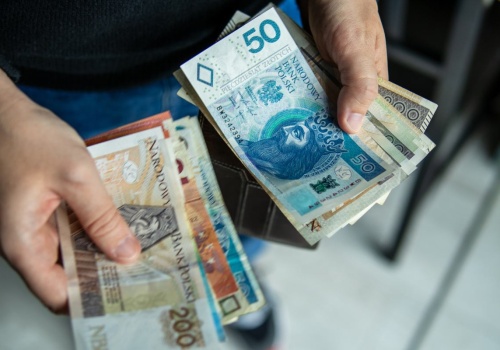 Stabilne zatrudnienie i praca przez 10 godzin tygodniowo. Oferują dodatki motywacyjne