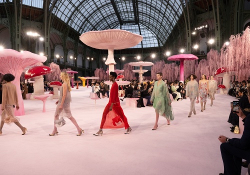 Muchomory i rajskie ptaki. Pokaz haute couture marki Chanel to powrót do natury