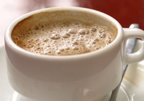 Wlewam do kawy zamiast mleka. Banalny sposób na rozpoczęcie dnia od porcji białka