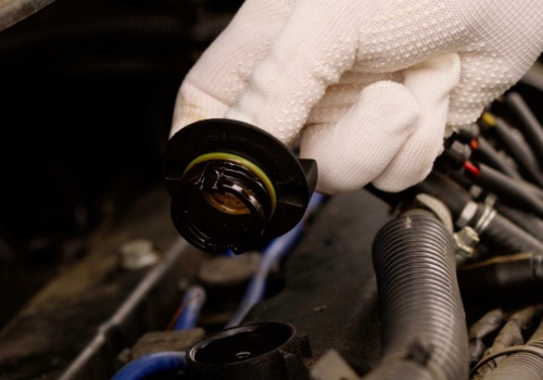 Czarny olej silnikowy nie zawsze znaczy zły. Kierowcy często źle to interpretują