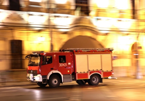 W nocy wybuchł pożar w bloku. Zginęła jedna osoba
