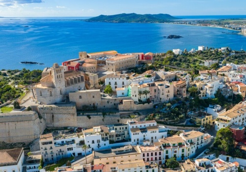 Chcą zamknąć drzwi dla miliona turystów. Nowe limity na popularnych wyspach