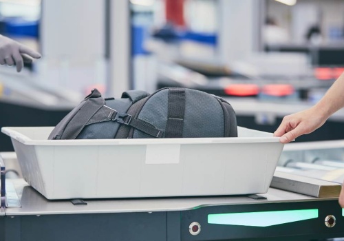 Jak sprawnie przejść kontrolę bezpieczeństwa na lotnisku? Sprawdzone sposoby