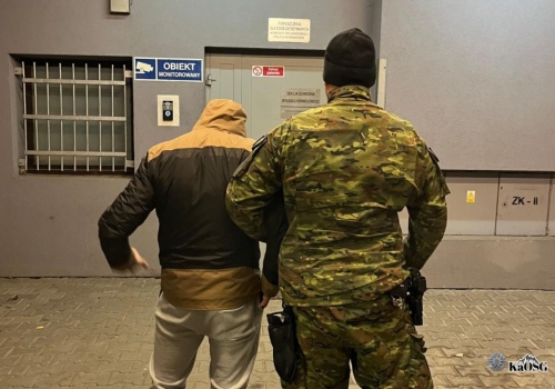 Trzy listy gończe i narkotyki w bagażu. Zatrzymanie na lotnisku Kraków-Balice