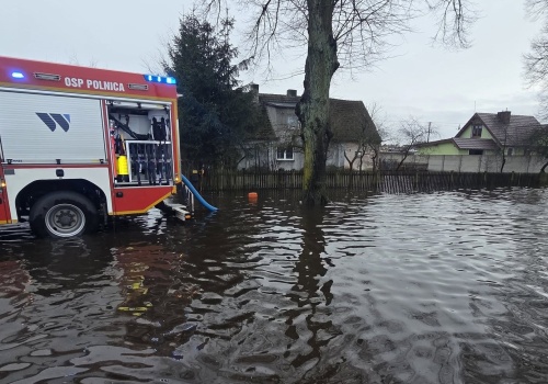 Zalane pola i budynki. Trwa walka z roztopami na Pomorzu