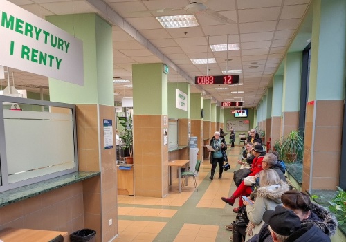 Wizyta w urzędzie bez kolejki? Dzięki temu załatwisz sprawy w ZUS od ręki