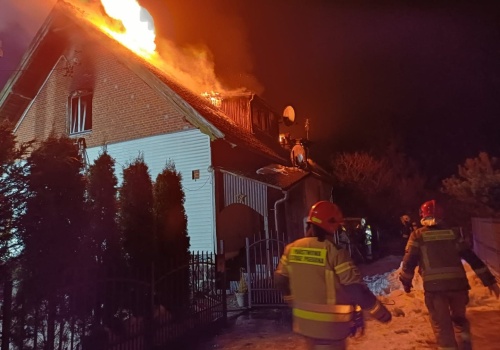 Tragiczny pożar budynku wielorodzinnego pod Piszem. Zginął 65-letni mężczyzna