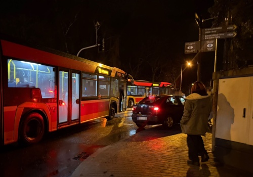 Kraksa z udziałem autobusu MZK. W środku kilkudziesięciu pasażerów