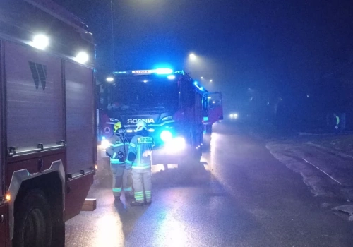 Duże zadymienie w domu jednorodzinnym w Sokołach. Szybka reakcja 15-latka zapobiegła tragedii