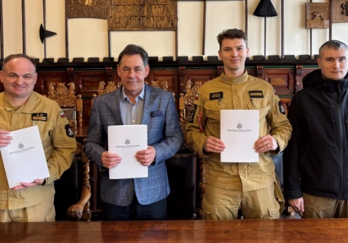 Mariusz Michalec i Dawid Kosidowski pod dokumentem. OSP Chojnice w KSRG do 2031 roku