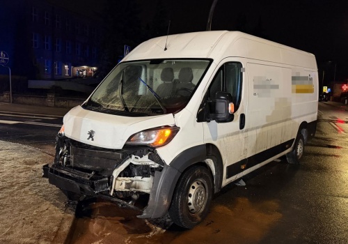 Uderzył w busa z piekarni