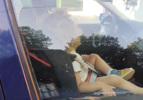 Zamknęła dzieci w aucie i zapomniała, gdzie zaparkowała. Ale nie to było najgorsze