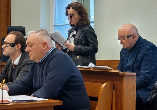 Elżbieta W. wygłasza mowę końcową. Mecenas Zbigniew K. czeka na swą kolej