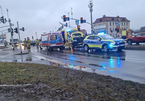 Dramatyczne chwile w Tychach. Samochód zderzył się z karetką przewożącą noworodka