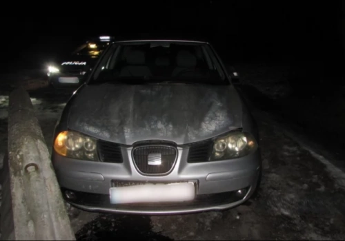 Nastolatek pod wpływem narkotyków prowadził samochód i uciekał przed policją. Zatrzymał się na betonowej zaporze