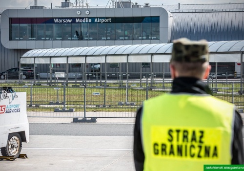 Tadżyk z przerobionymi dokumentami zatrzymany na lotnisku i wydalony z Polski