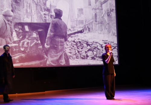 Uczniowie zmierzyli się z ludobójstwami. Przedstawili spektakl o tym, skąd bierze się zło