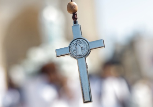 Liczba naruszeń wolności religijnej w Polsce spadła, ale rośnie brutalność i zuchwałość sprawców