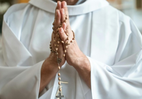 Ksiądz oskarżony o molestowanie ministranta. Dramat chłopca miał trwać latami. W marcu decyzja sądu?