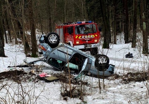 Groźne dachowanie na drodze krajowej. Za kierownicą 82-latek