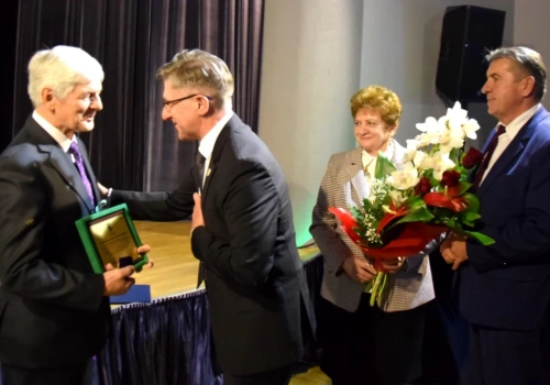Podczas uroczystej sesji Rady Powiatu Legnickiego nadano tytuły „Zasłużony dla Powiatu Legnickiego”