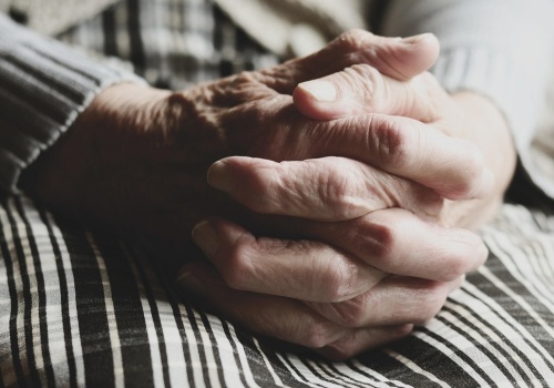 Seniorka z Bydgoszczy oszukana na ponad 200 tysięcy złotych. Wierzyła, że pomaga instytucjom państwowym