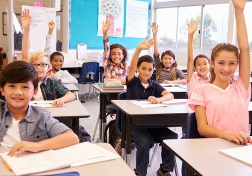 Sondaż dotyczący szkół w Illinois. Respondentów niepokoi finansowanie i obecność ICE