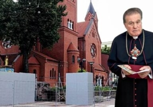 Nie zbliżać się do kościoła! Proboszcz: pozwólcie choć pomodlić się pod murem…